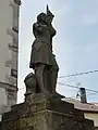 Statue vor der Kirche