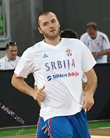 Mačvan 2011 mit Aufwärmshirt der serbischen Auswahl