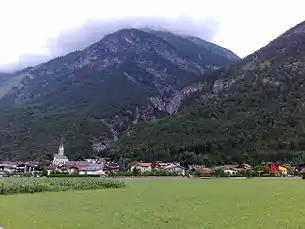 Mils bei Imst, im Hintergrund die Larsennschlucht.