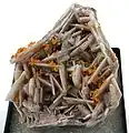 Mimetesit auf Baryt aus der Rowley-Mine, Arizona, USA