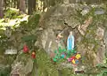 Miniatur-Grotte mit Darstellung der Madonna von Lourdes im Oberpfälzer Stiftland.