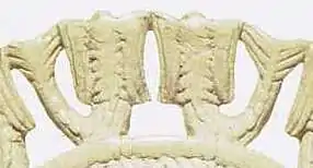 Stilisierte Schlammfische im Kronreif des Anhängers, ehemals im Linden-Museum