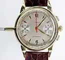 Uhrenattrappe mit Mikrofon. Das Gehäuse enthält nur das Mikrofon, für ein Uhrwerk war kein Platz mehr. Daher zeigt die Uhr auch stets die gleiche Zeit an.