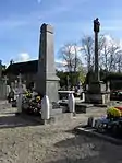 Dorffriedhof mit Kreuz und Denkmal für die Gefallenen