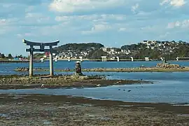 Torii und Mijima-Schrein (rechts)