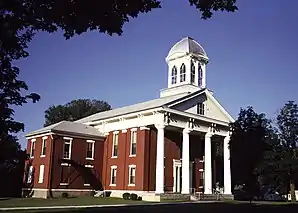 Mitchell Das County Courthouse in Osage, gelistet im NRHP Nr. 77000542