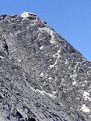 Hütte von Süden mit Biwakschachtel rechts