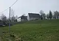 Nördliches Wohnstallhaus, zwei Seitengebäude und Scheune eines Vierseithofes