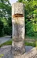 Holzskulptur nahe dem Mittelpunkt