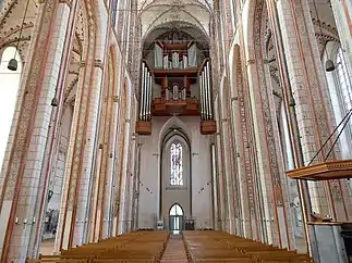 Hauptschiff nach Westen zur Großen Orgel
