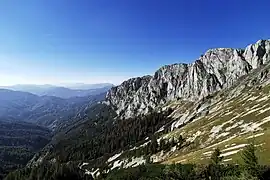 Blick vom Zlackensattel über den Endriegelgraben und die Südostflanke der Mitteralm