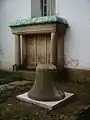 Denkmal Erster Weltkrieg und mittlere Glocke von 1956 am Eingang