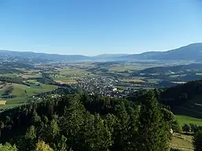 Ansicht des unteren Lavanttals von der Burgruine Rabenstein mit St. Paul im Vordergrund, Blick Richtung Wolfsberg
