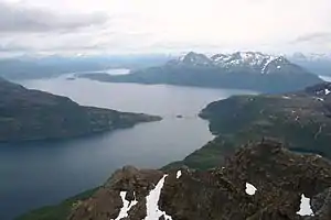 Der Salangen (Bildmitte); vorn der Mjøsund mit der Mjøsundbrücke