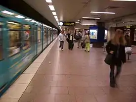 Ausfahrender Zug der Linie U4 Richtung Bornheim Seckbacher Landstraße (2004)