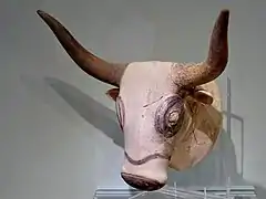 Rhyton aus Ton in Form eines Stierkopfes(1500–1450 v. Chr.)
