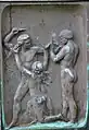 Relief (rechts) auf dem Sockel der Skulptur in Vänersborg