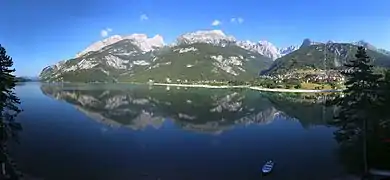 Blick auf Molveno über den See. Im Hintergrund die Berge der Brentagruppe