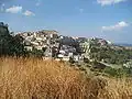 Der Standort der Burg im Verhältnis zum Dorf Monasterace