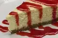 Käsekuchen mit Erdbeersauce