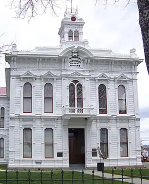 Das Mono County Courthouse, gelistet im NRHP Nr. 74000536