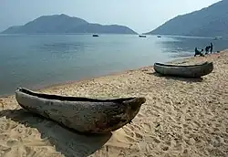 Monkey Bay am Südufer des Malawisees mit ortstypischen Booten