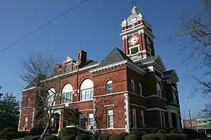 Monroe County Courthouse (2014). Das Courthouse entstand im Jahr 1896 und wurde vom Architektenbüro Bruce & Morgan entworfen, auf das etliche Baudenkmäler in Georgia zurückgehen. Der Gerichtssaal gilt als einer der am meisten beeindruckenden im Bundesstaat. Im September 1980 wurde das Monroe County Courthouse in das NRHP eingetragen.