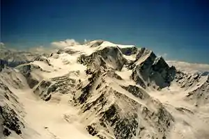Mont Vélan, links der  Valsoreygletscher, rechts der Tseudetgletscher