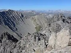 Blick vom Hauptgipfel des Monte Saliente Richtung Westen, rechts der Westgipfel, dahinter Piz Kesch.