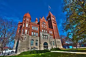 Das Montgomery County Courthouse in Red Oak, gelistet im NRHP Nr. 81000259