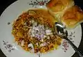 Scharfes Curry mit Sev und Sprossen der Mungbohnen