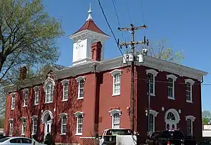 Das Moore County Courthouse and Jail in Lynchburg, seit 1979 im NRHP gelistet