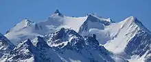 Blick von der Moosalp auf die Mischabel; Berggipfel von links nach rechts: Lenzspitze (im Hintergrund), Nadelhorn, Stecknadelhorn, Dom (im Hintergrund), Hohberghorn