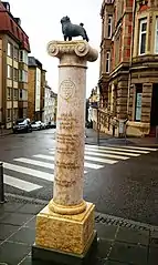 Kalksteinsäule mit Mops, in Erinnerung an Loriot