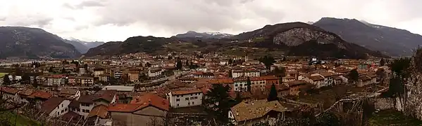 Mori mit dem Vallagarina (links) und dem Monte Altissimo di Nago (rechts im Hintergrund), davor der Monte Giovo