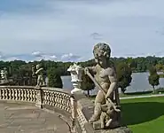 Vasen und Kinderfiguren auf der Balustrade der Terrasse