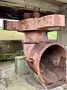 Scotch-Turbine wie sie für den Antrieb der Windwerke der schiefen Rampen benutzt wurde. Der Wassereintritt erfolgte von unten durch das große Rohr.
