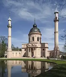 Die „Rote Moschee“ im Schwetzinger Schlossgarten war nie als islamisches Gotteshaus gedacht. Sie wurde als Gartenfolly zwischen 1779 und 1793 erbaut.