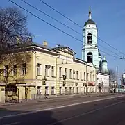 Nr. 55 und Glockenturm der Sergius-Kirche