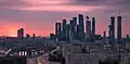 Neva Towers (rechts im Bau) in der Skyline von Moskau City