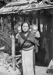 Japanische Mutter mit Zwillingen, 1917
