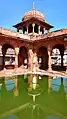 Wasserbassin im Innenhof mit Eckpavillon