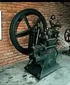 Viertakt-Stationärmotor von 1888, stehende Bauweise, Technisches Museum Prag