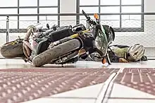 Eine Motorradfahrerpuppe liegt neben einer umgekippten Maschine: Die drastische Szene soll zum Nachdenken über den tödlichen Temporausch animieren.