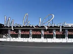 Leuchtreklame des Moulin Rouge Hotel auf der zu dieser Zeit noch erhaltenen Fassade (2006)