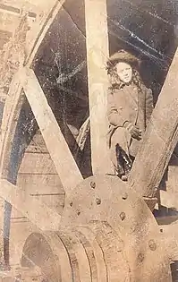 Mädchen in der Moulin de la Corderie des Grottes in Genf