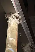 Säule unter der Empore