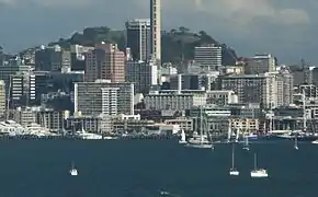 Mount Eden hinter dem Stadtzentrum, Blick von Northcote.