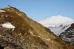Gedenkkreuz für die Opfer des Flugzeugabsturzes von 1979 am Mount Erebus, Lewis-Bucht, Ross-Insel. Im Gedenken an die 257 Opfer verschiedener Nationalitäten, die ihr Leben verloren, als ihr Flugzeug an der Flanke des Mount Erebus zerschellte, wurde im Januar 1987 ein Kreuz aus Edelstahl auf einer Felsnase drei Kilometer von der Absturzstelle entfernt am
Mount Erebus errichtet.