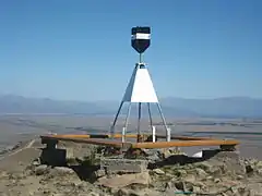 Geodätischer Messpunkt auf dem Plateau des Berges